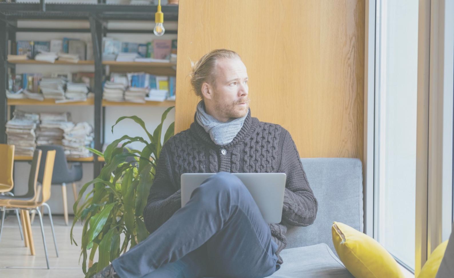 Personne travaillant sur sa gestion financière avec des outils pratiques