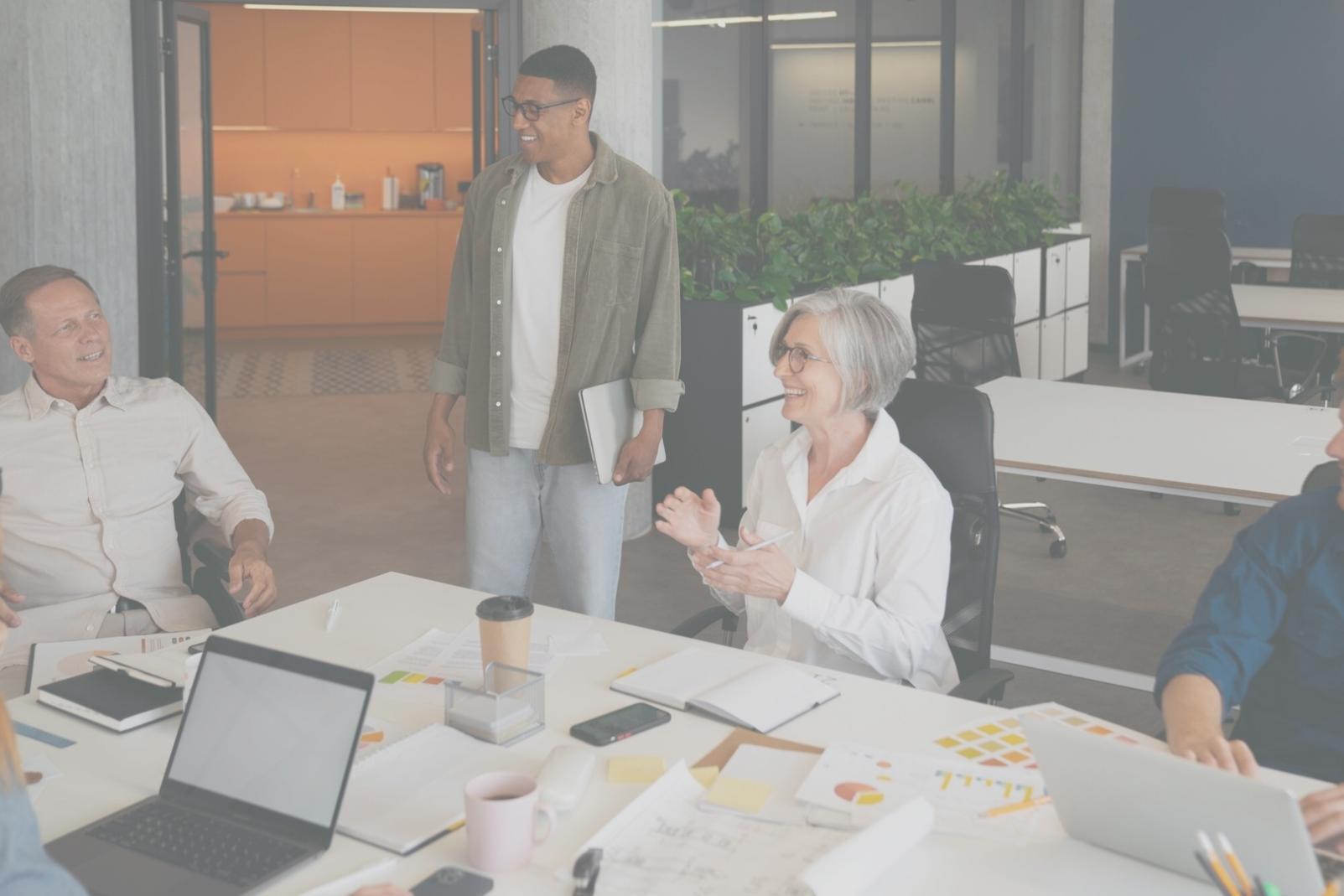 Petite groupe de participants collaborant lors d'un exercice pratique sur la gestion budgétaire